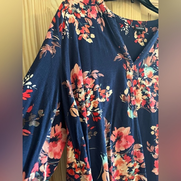 Torrid Women’s Navy Blue Flowered Blouse Size 0 - Picture 2 of 8